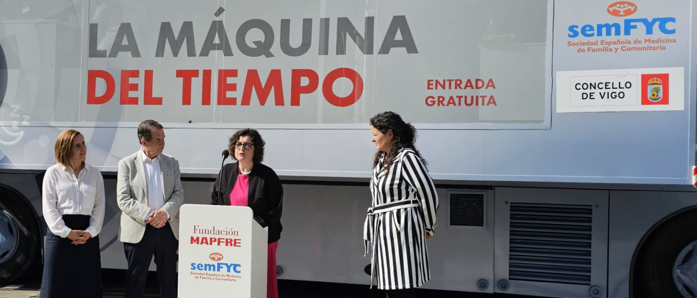 El bus de “La Máquina del Tiempo” de la semFYC y la Fundación Mapfre aparca Vigo